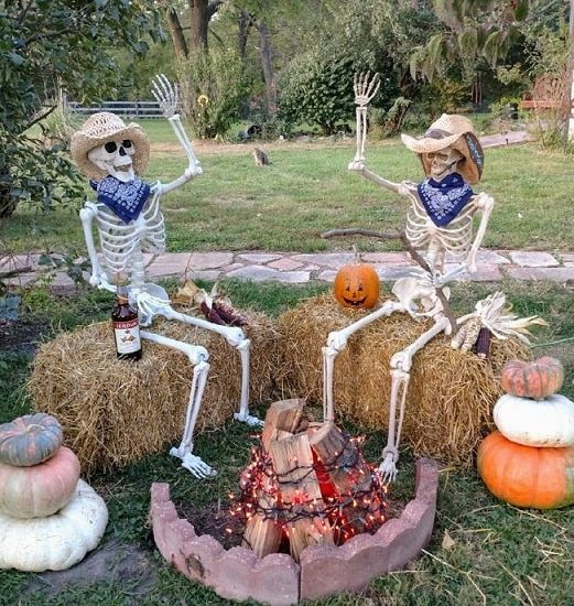 25 The Most Creepy Halloween Decoration for Front Yard | Munchkins Planet