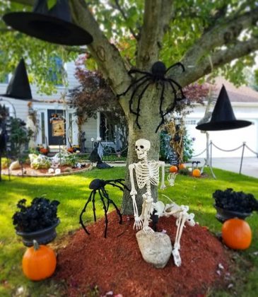 25 The Most Creepy Halloween Decoration for Front Yard | Munchkins Planet