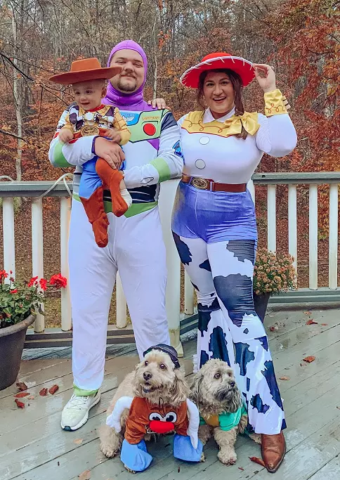 21 Creative Family Halloween Costumes With Dog | Munchkins Planet